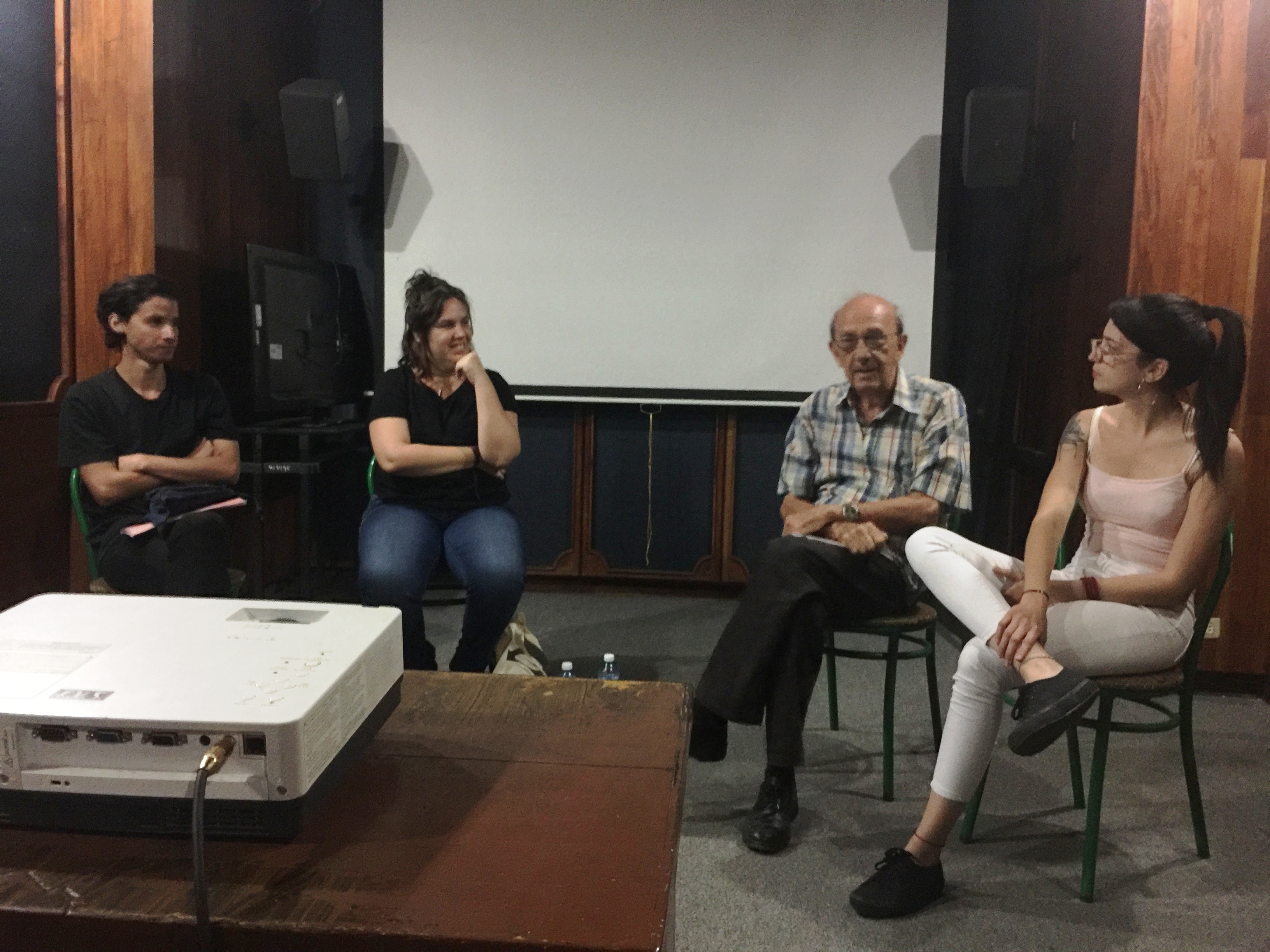 El espacio Moviendo ideas contó con la moderación de Magela Garcés y el reconocido realizador Manuel Pérez Paredes, Premio Nacional de Cine. Foto Muestra Joven ICAIC 2019