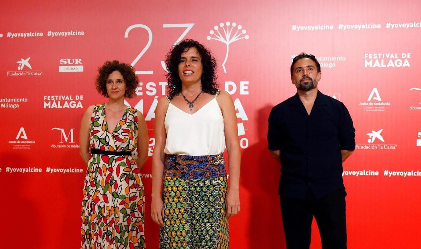 A media voz