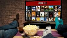 Familia viendo Netflix en casa