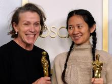 Chloe Zhao y Frances McDormand